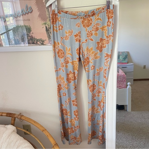 Free People Make A Statement Floral Flare Pants in Cloud Combo Size Large - Picture 3 of 6